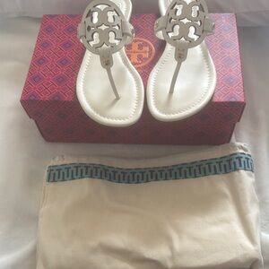 NWOT Tory Burch White Thong Sandals with Floral Medallion with dust bag
